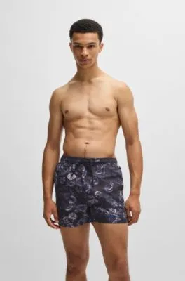 Bañador tipo shorts con forro integral y estampado de temporada