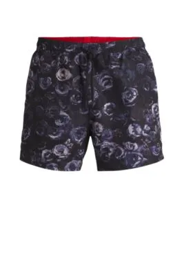 Bañador tipo shorts con forro integral y estampado de temporada