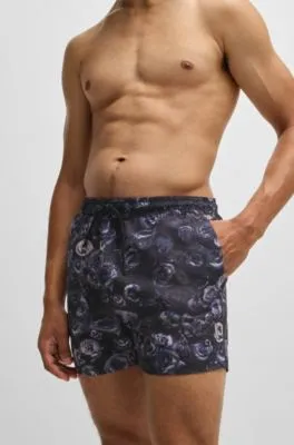 Bañador tipo shorts con forro integral y estampado de temporada