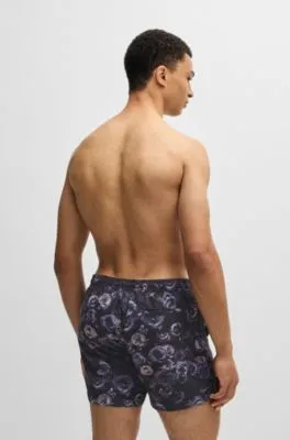 Bañador tipo shorts con forro integral y estampado de temporada