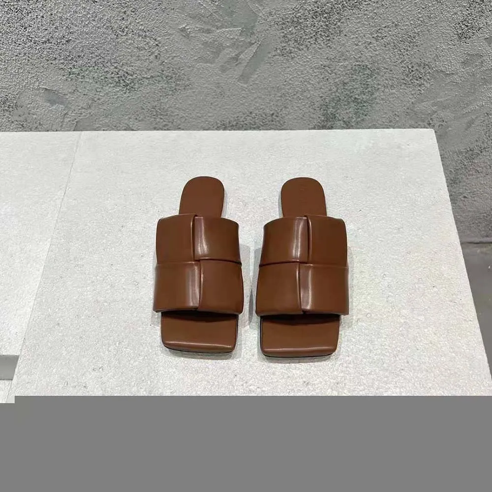 Bottega Veneta Mules planos con parche para mujer Mules planos de piel Intreccio acolchados-Marrón