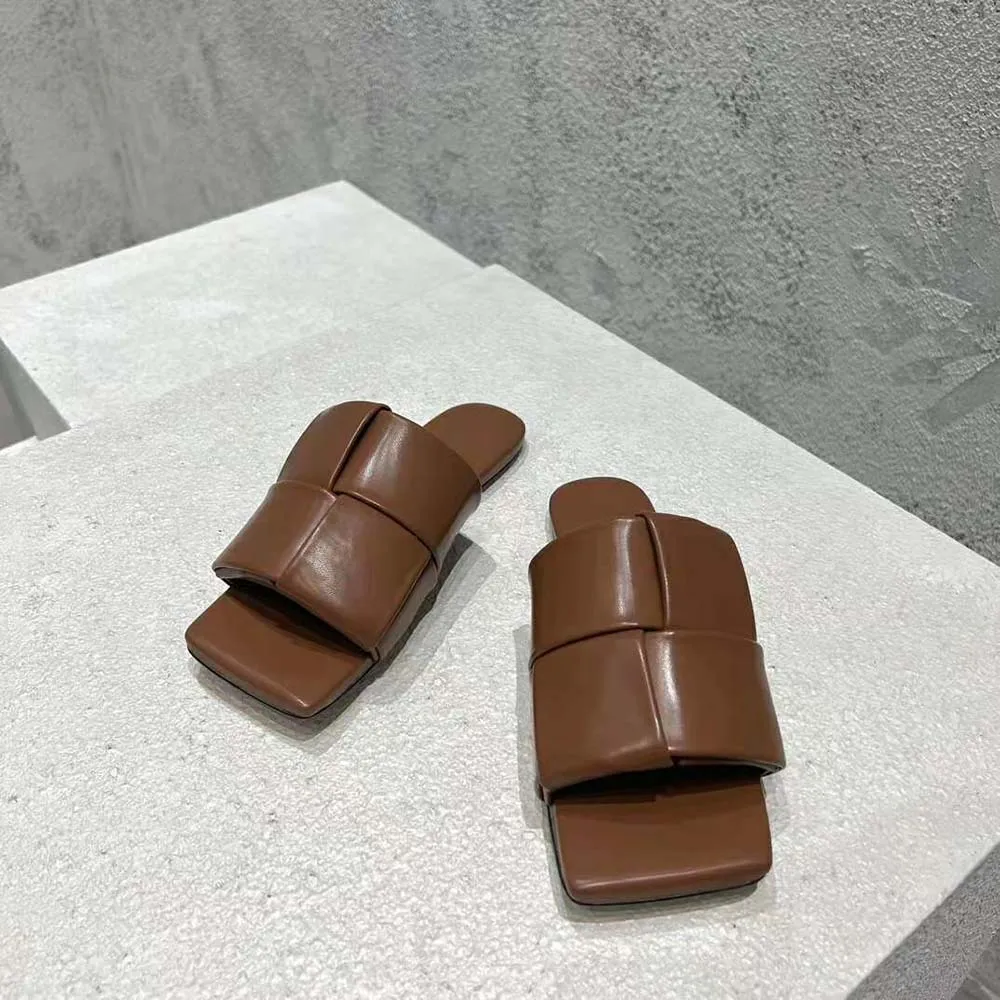 Bottega Veneta Mules planos con parche para mujer Mules planos de piel Intreccio acolchados-Marrón