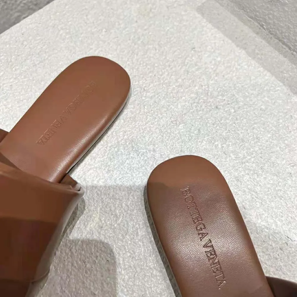 Bottega Veneta Mules planos con parche para mujer Mules planos de piel Intreccio acolchados-Marrón