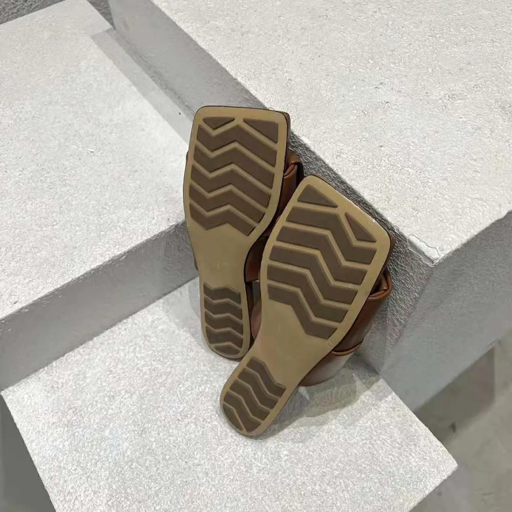 Bottega Veneta Mules planos con parche para mujer Mules planos de piel Intreccio acolchados-Marrón