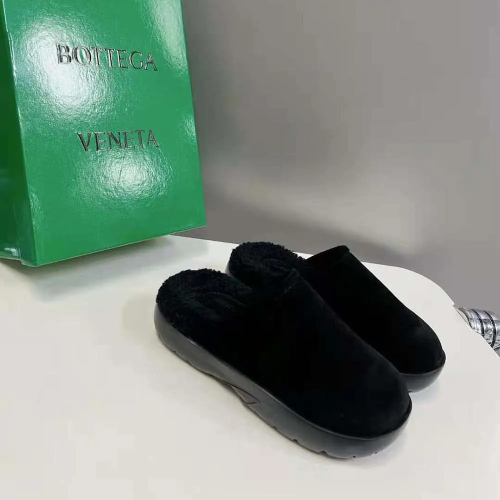 Bottega Veneta Zapatilla unisex con broche de piel de becerro de borrego-Negro