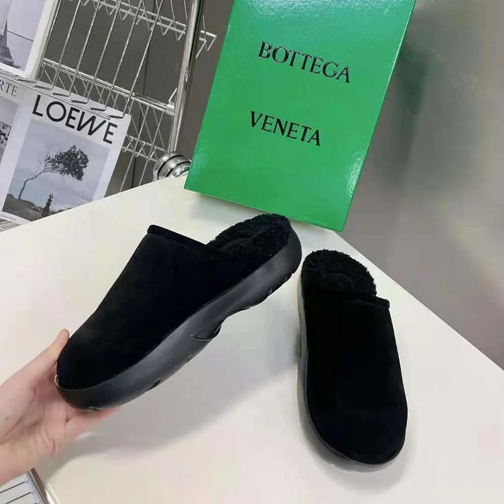 Bottega Veneta Zapatilla unisex con broche de piel de becerro de borrego-Negro