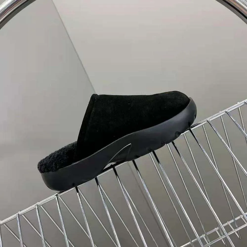 Bottega Veneta Zapatilla unisex con broche de piel de becerro de borrego-Negro