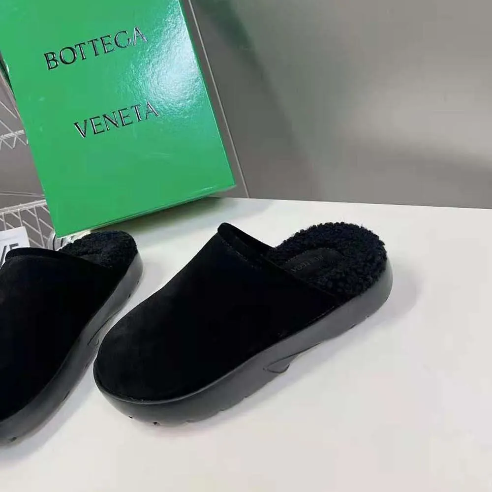 Bottega Veneta Zapatilla unisex con broche de piel de becerro de borrego-Negro