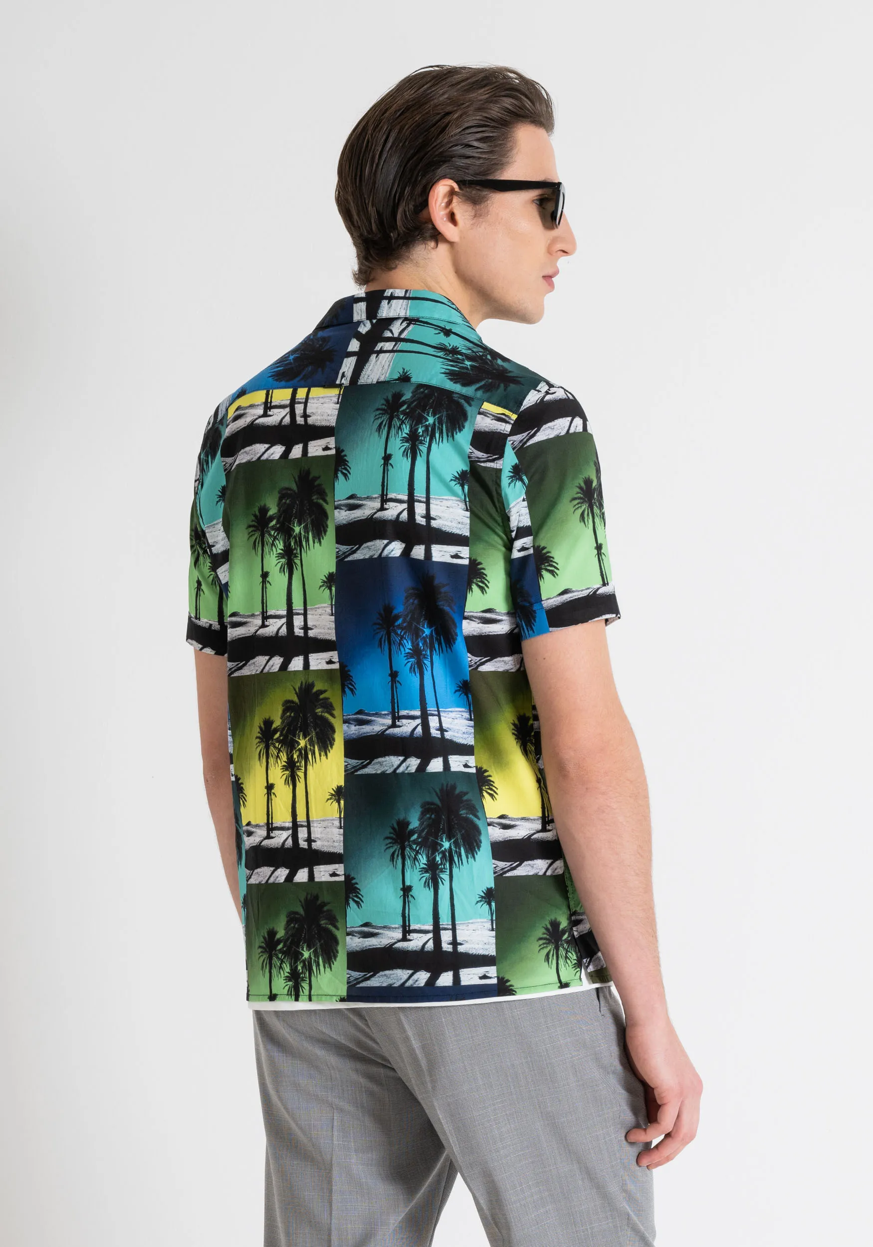 CAMISA «HONOLULU» REGULAR STRAIGHT FIT CON ESTAMPADO TROPICAL