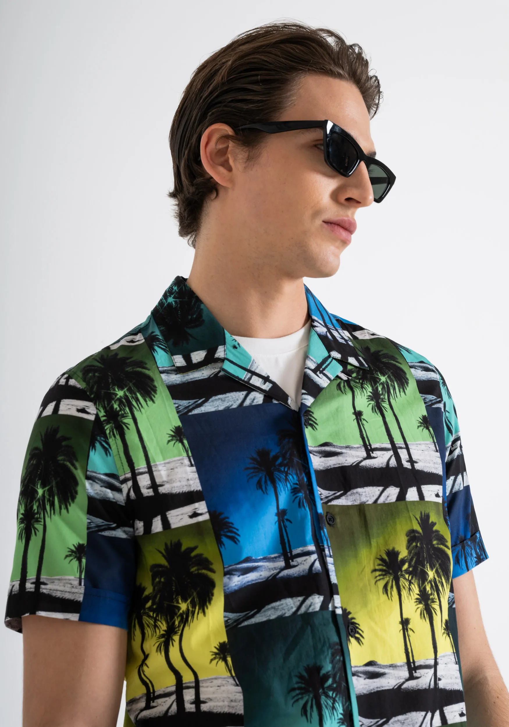 CAMISA «HONOLULU» REGULAR STRAIGHT FIT CON ESTAMPADO TROPICAL