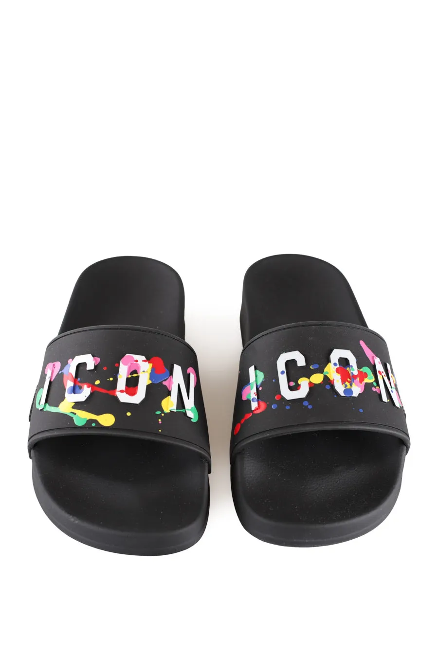 Chanclas negras con logo 