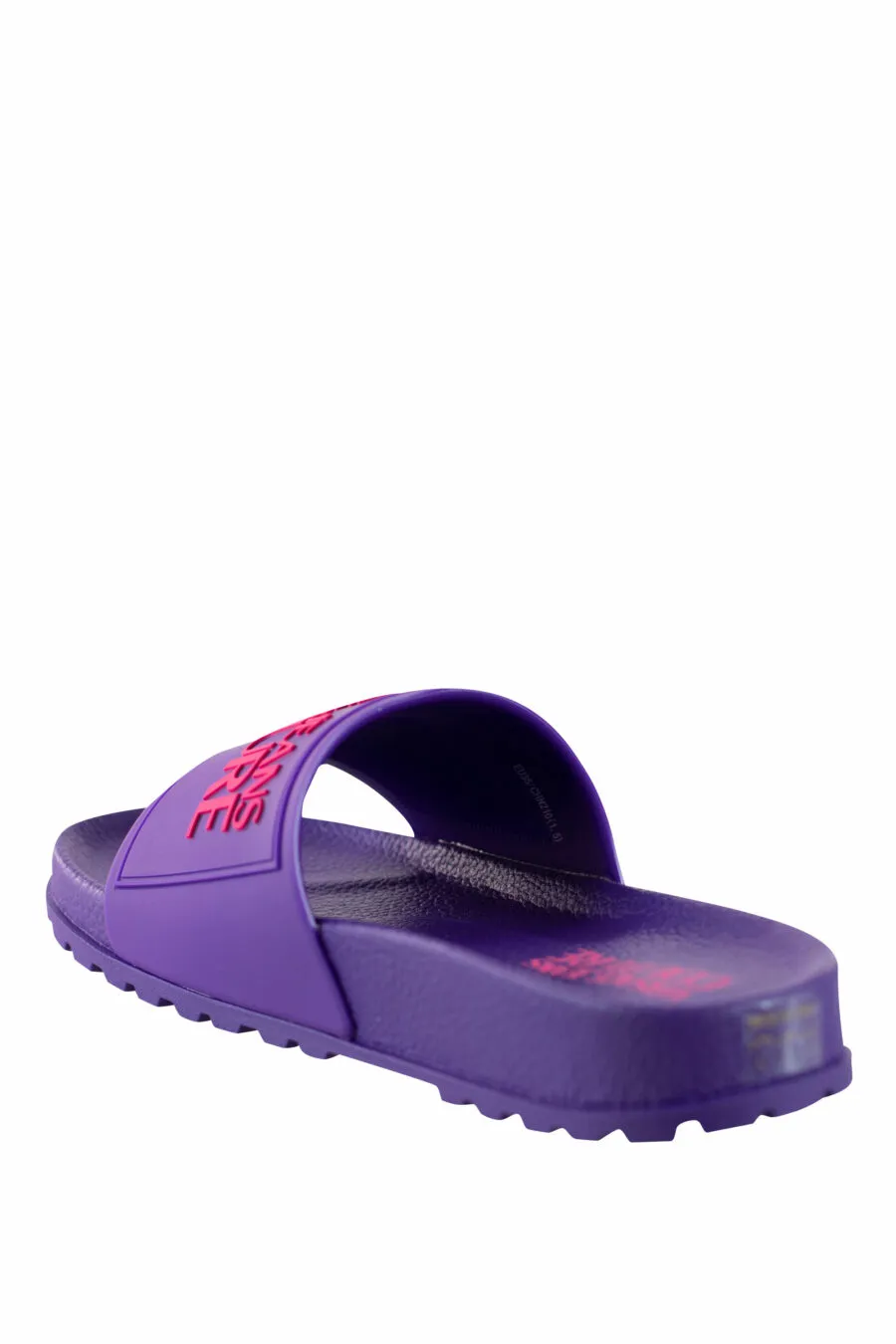 Chanclas violetas con logo y suela rugosa