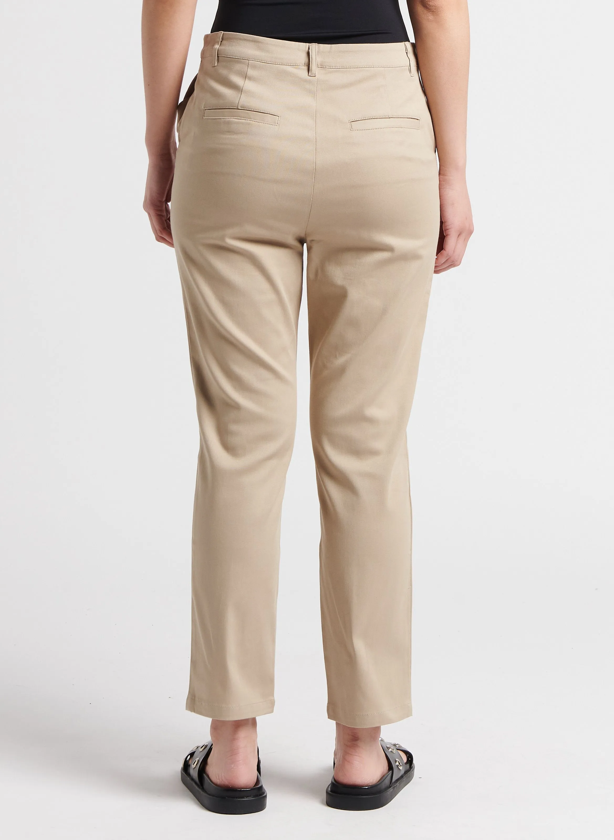 ELANOR - Pantalón chino tobillero de algodón orgánico elástico en beige