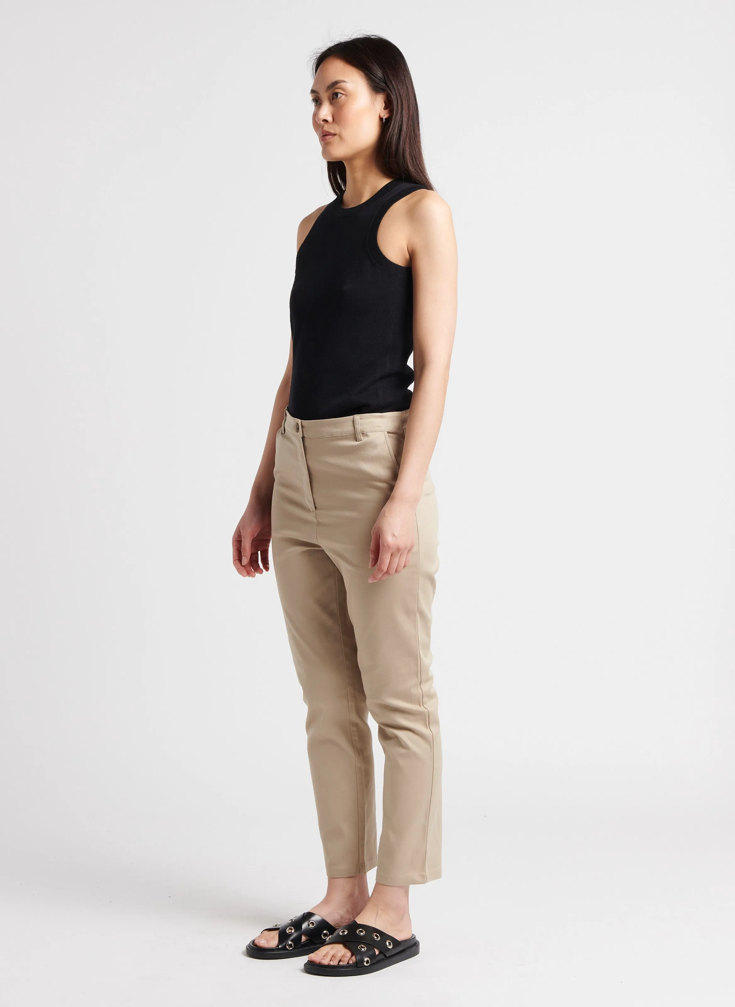 ELANOR - Pantalón chino tobillero de algodón orgánico elástico en beige