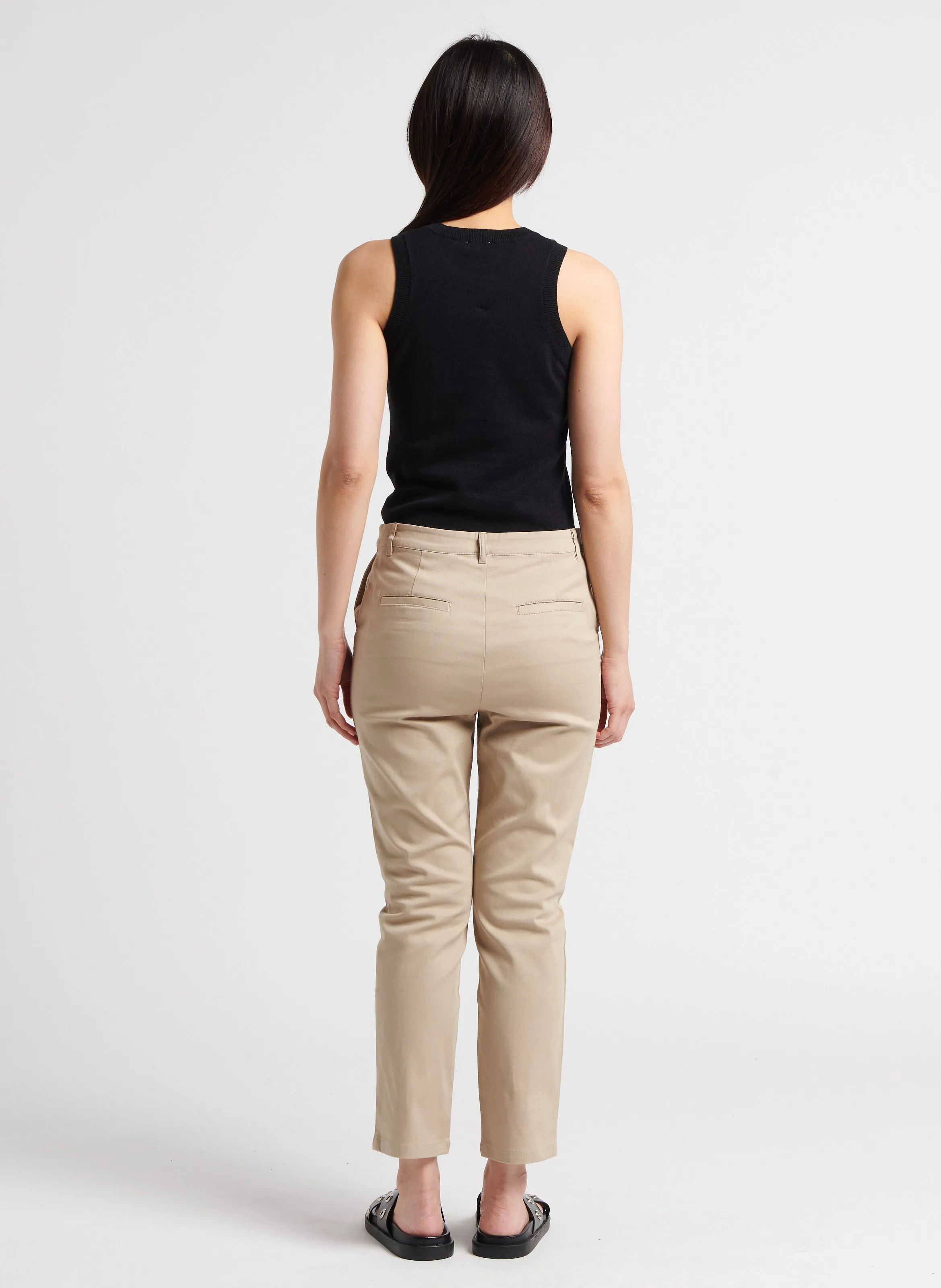 ELANOR - Pantalón chino tobillero de algodón orgánico elástico en beige