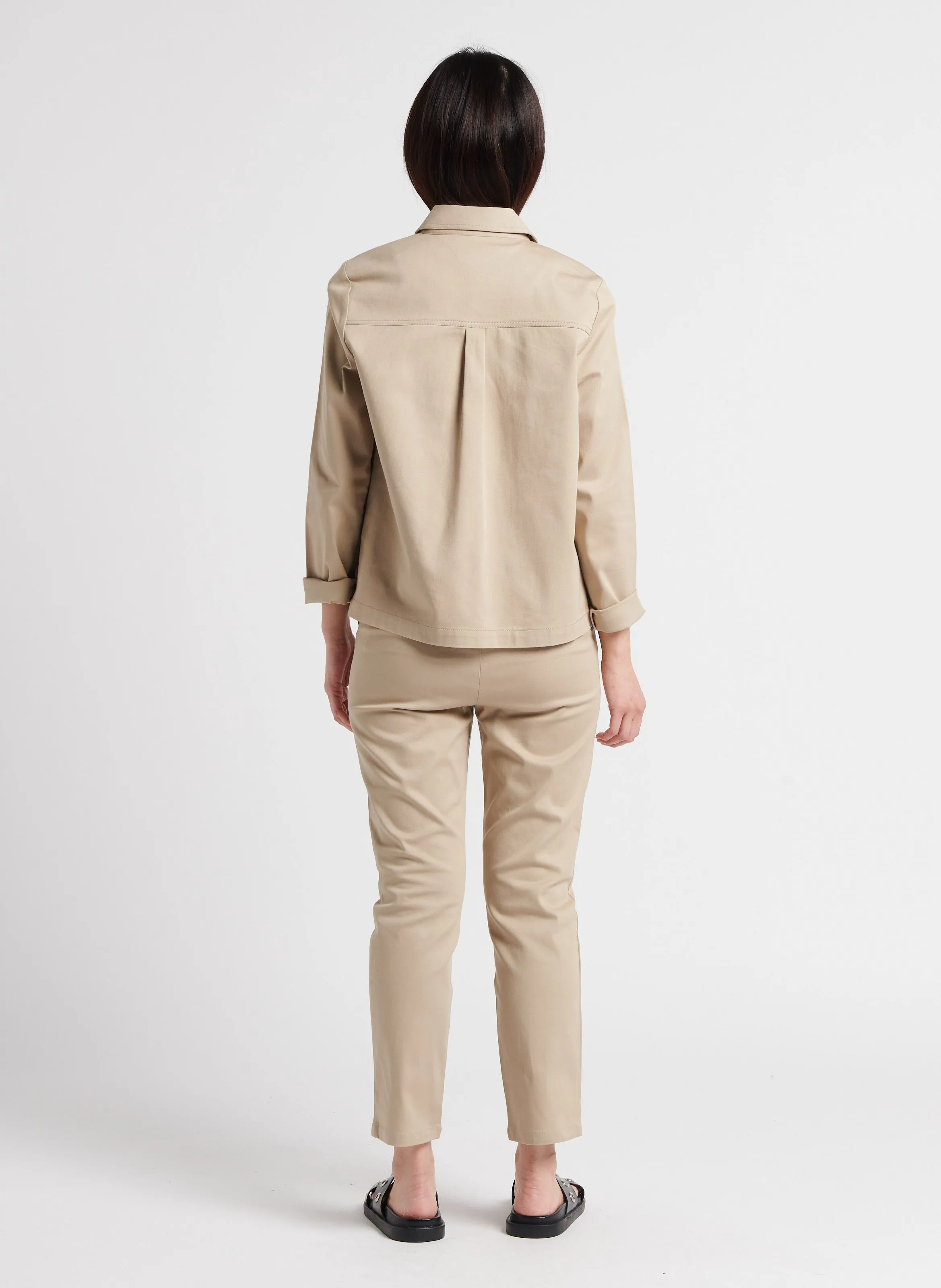 ELANOR - Pantalón chino tobillero de algodón orgánico elástico en beige