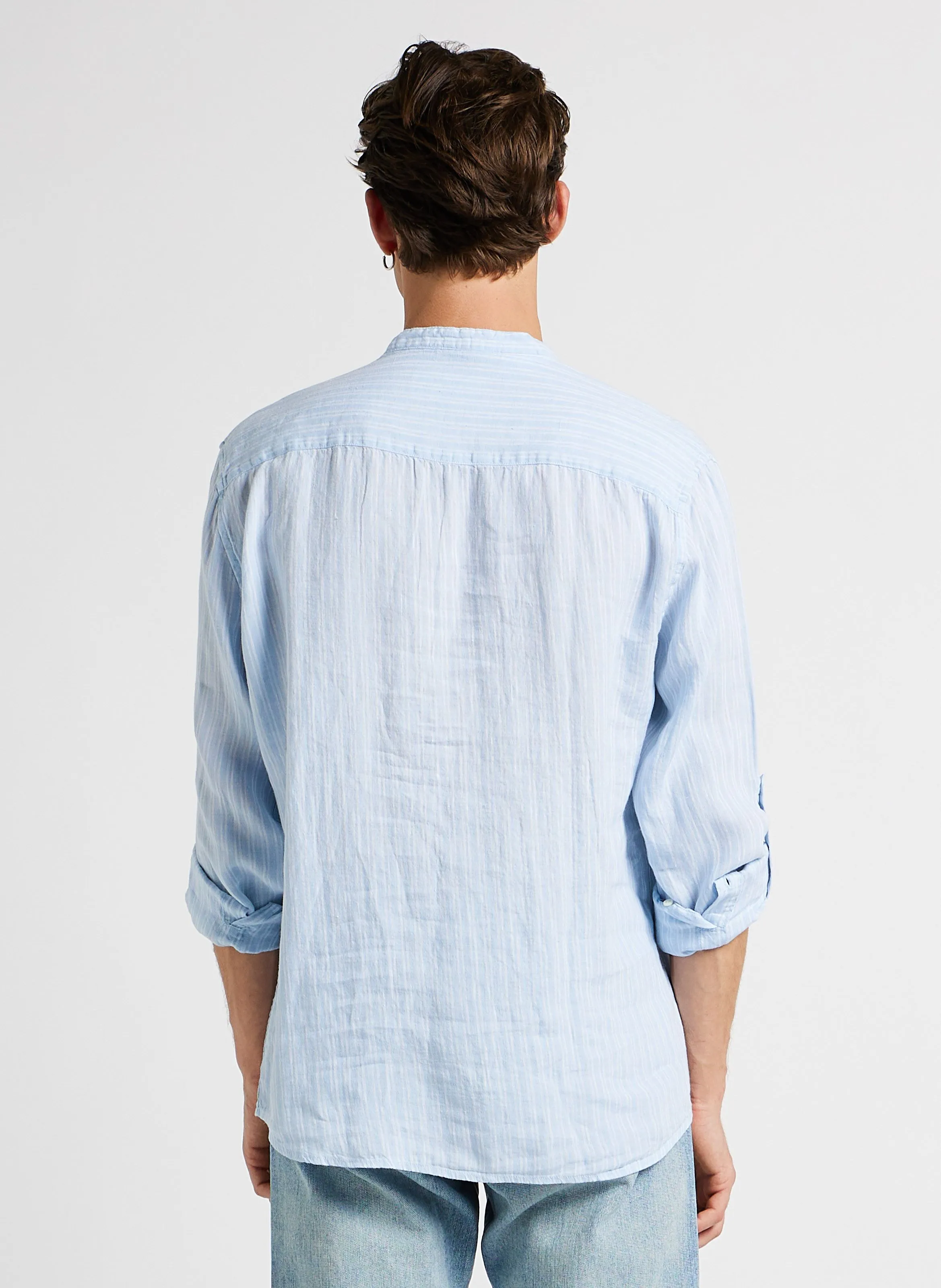 KYLIAN - Camisa regular fit de lino a rayas con cuello mao en azul