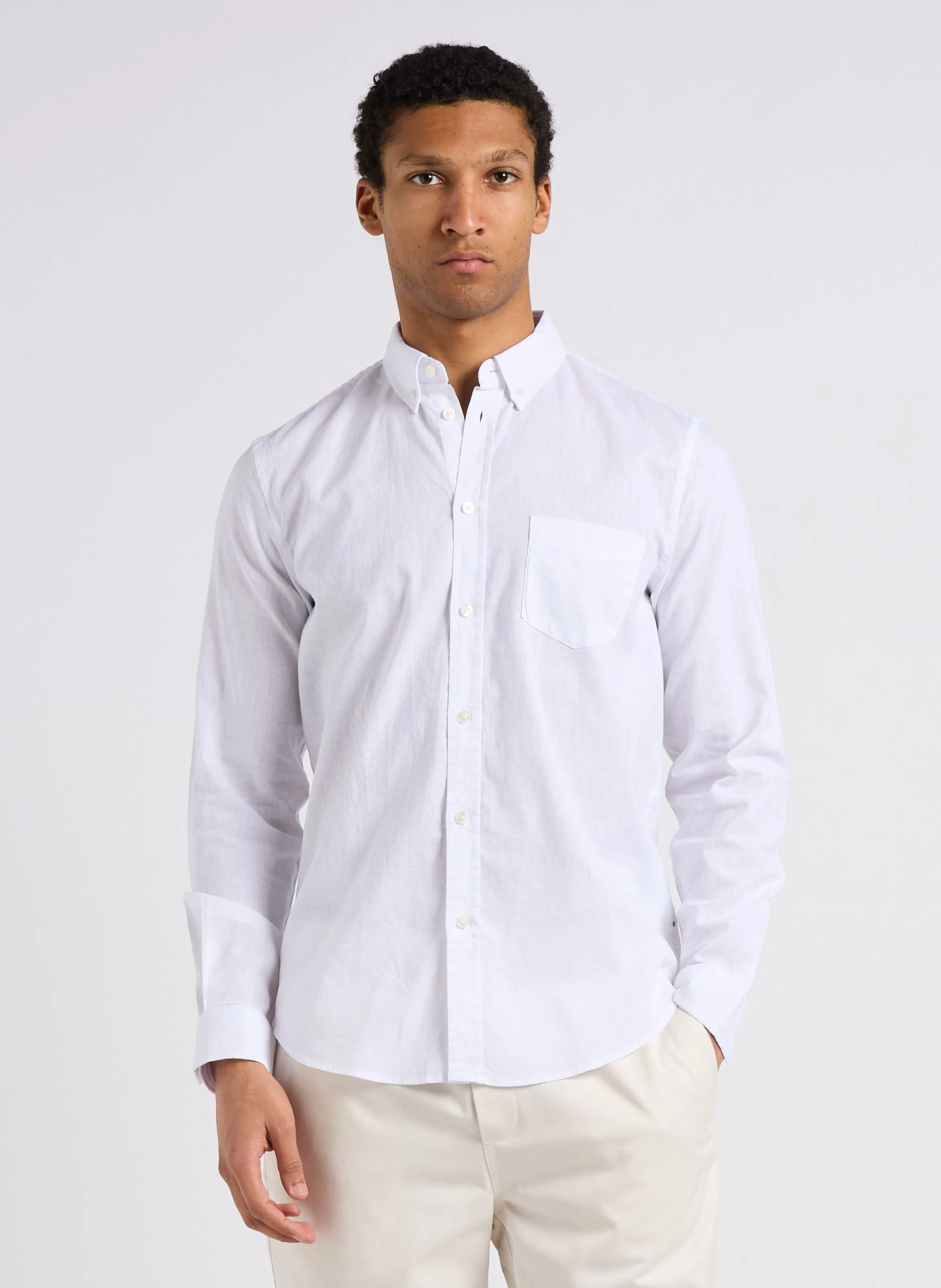 LIAM - Camisa regular fit de algodón y lino con cuello americano en blanco