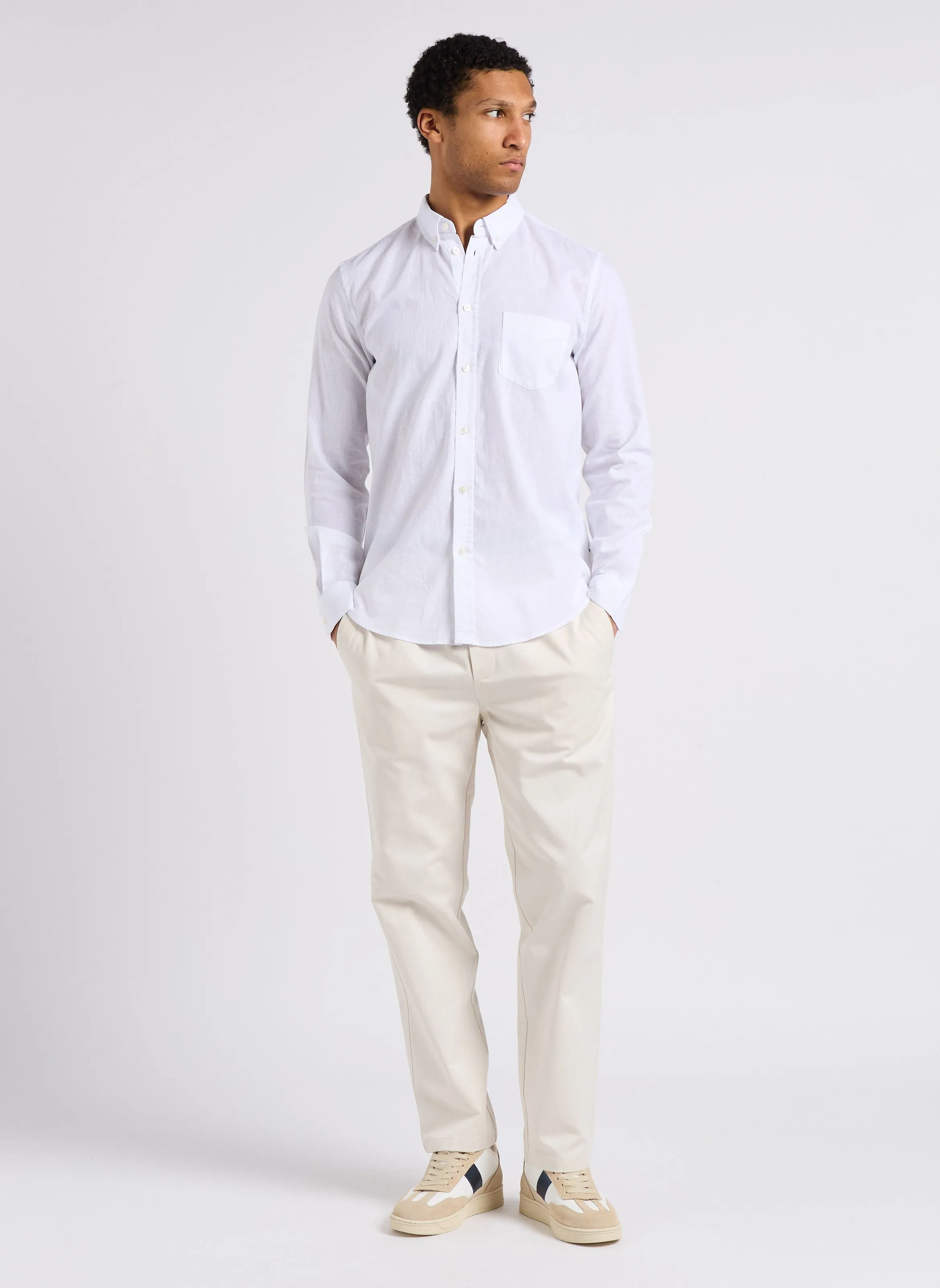 LIAM - Camisa regular fit de algodón y lino con cuello americano en blanco