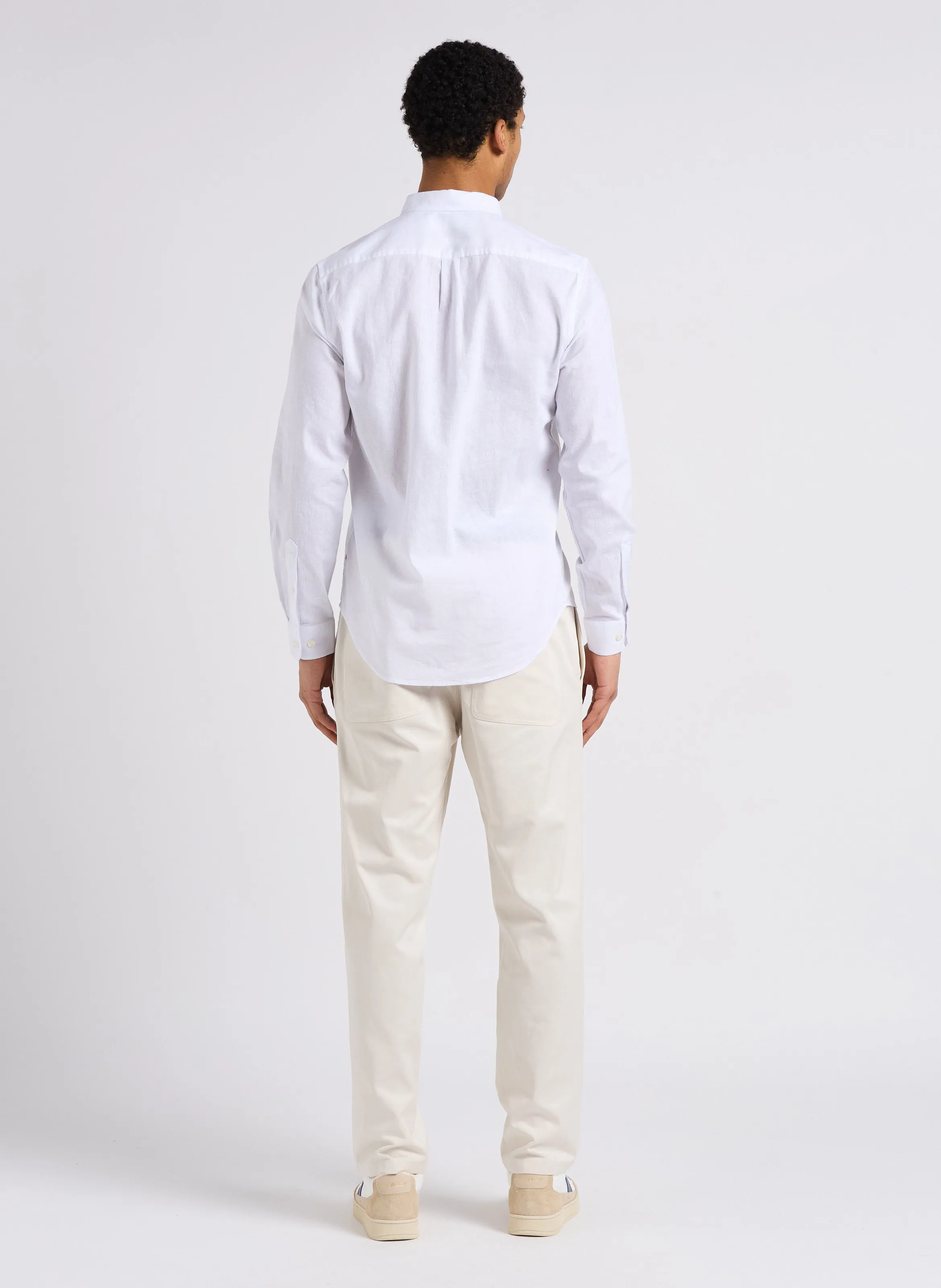 LIAM - Camisa regular fit de algodón y lino con cuello americano en blanco