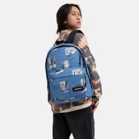 MOCHILA EASTPAK Out Of Office 27 litros con bolsillo ordenador EK7672E8 TAGS BLUE Azul blanca y negra