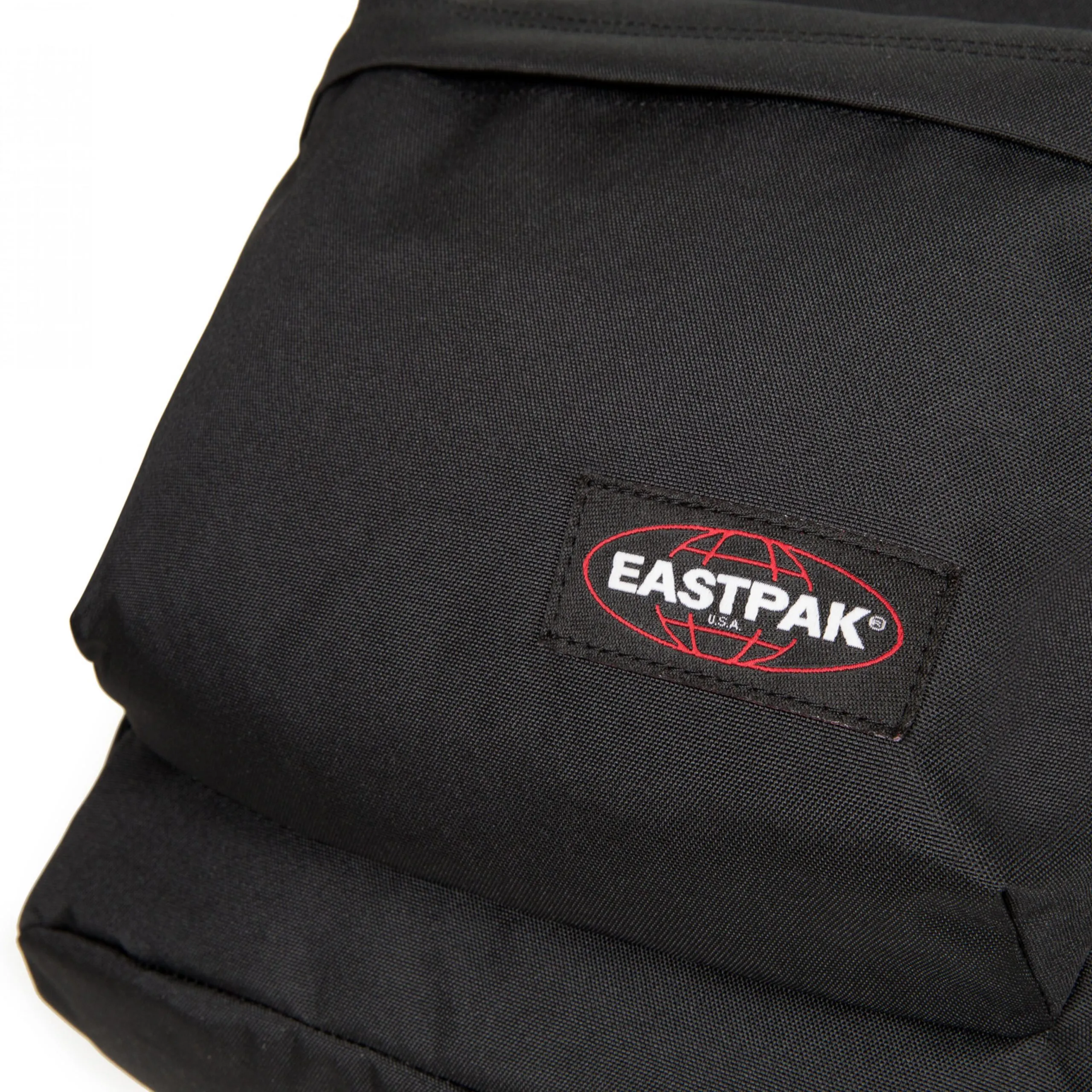 MOCHILA EASTPAK Out Of Office 27 litros con bolsillo ordenador EK767A16 Bold Brand negra con logo blanco solapa