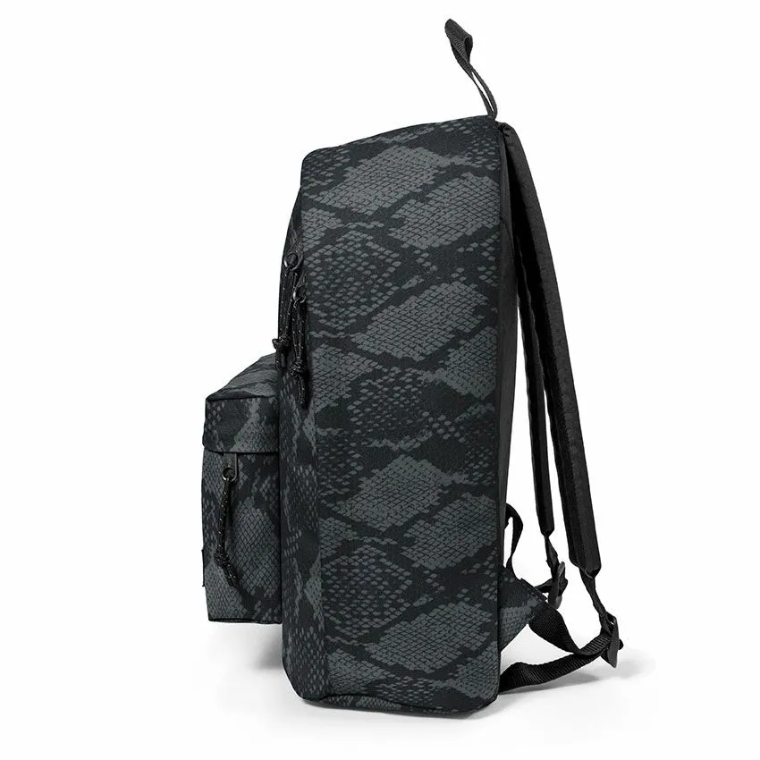 MOCHILA EASTPAK Out Of Office 27 litros con bolsillo ordenador EK767J23 Safari Snake estampado serpiente negro/gris