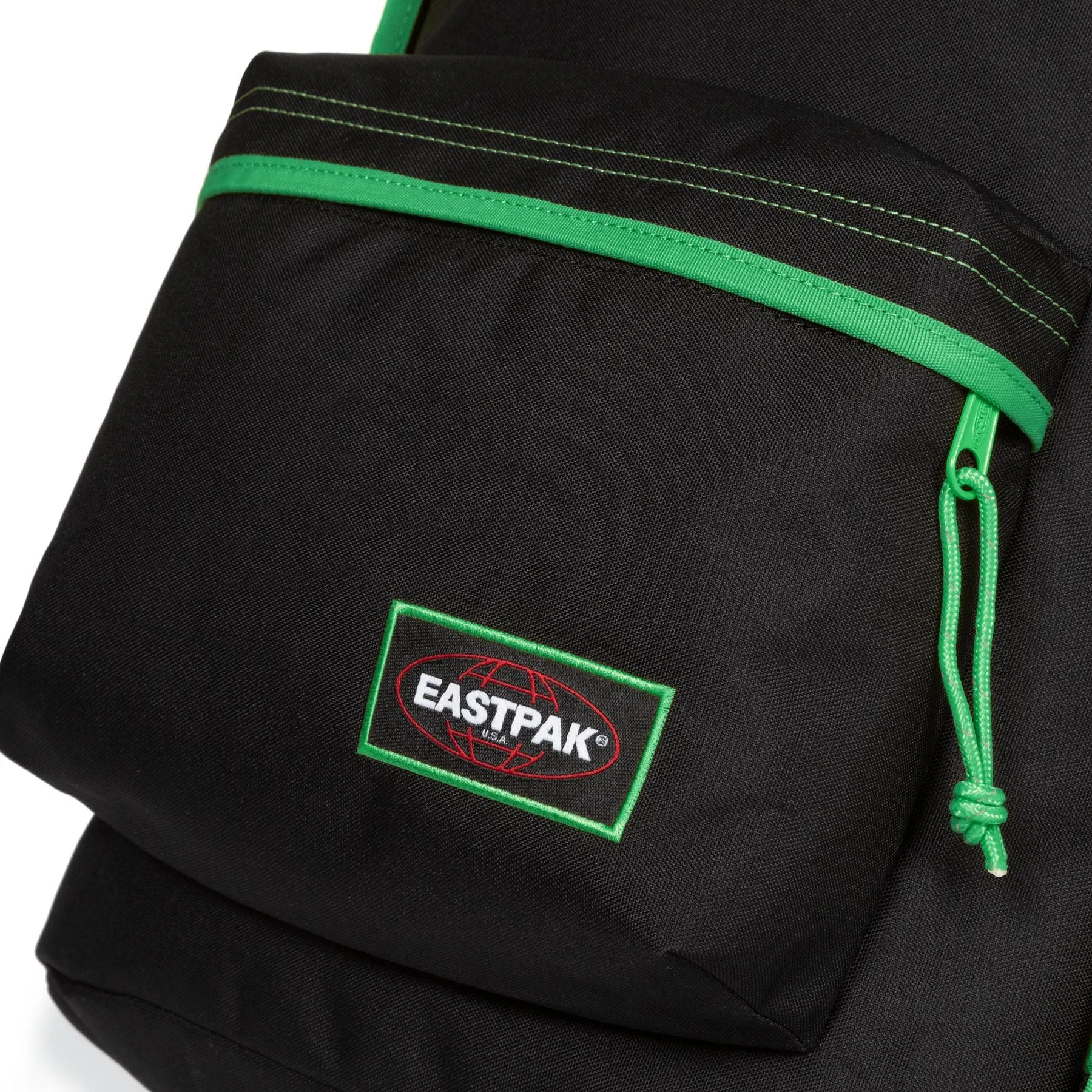 MOCHILA EASTPAK Out Of Office 27 litros con bolsillo ordenador EK767K33 Kontrast Clover negra con detalles verdes