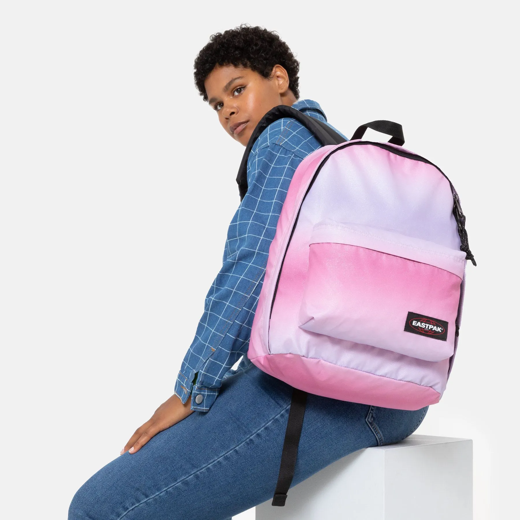 MOCHILA EASTPAK out of office 27 litros con bolsillo portátil EK7674A6 Spark Gradient Lila y rosa degradado