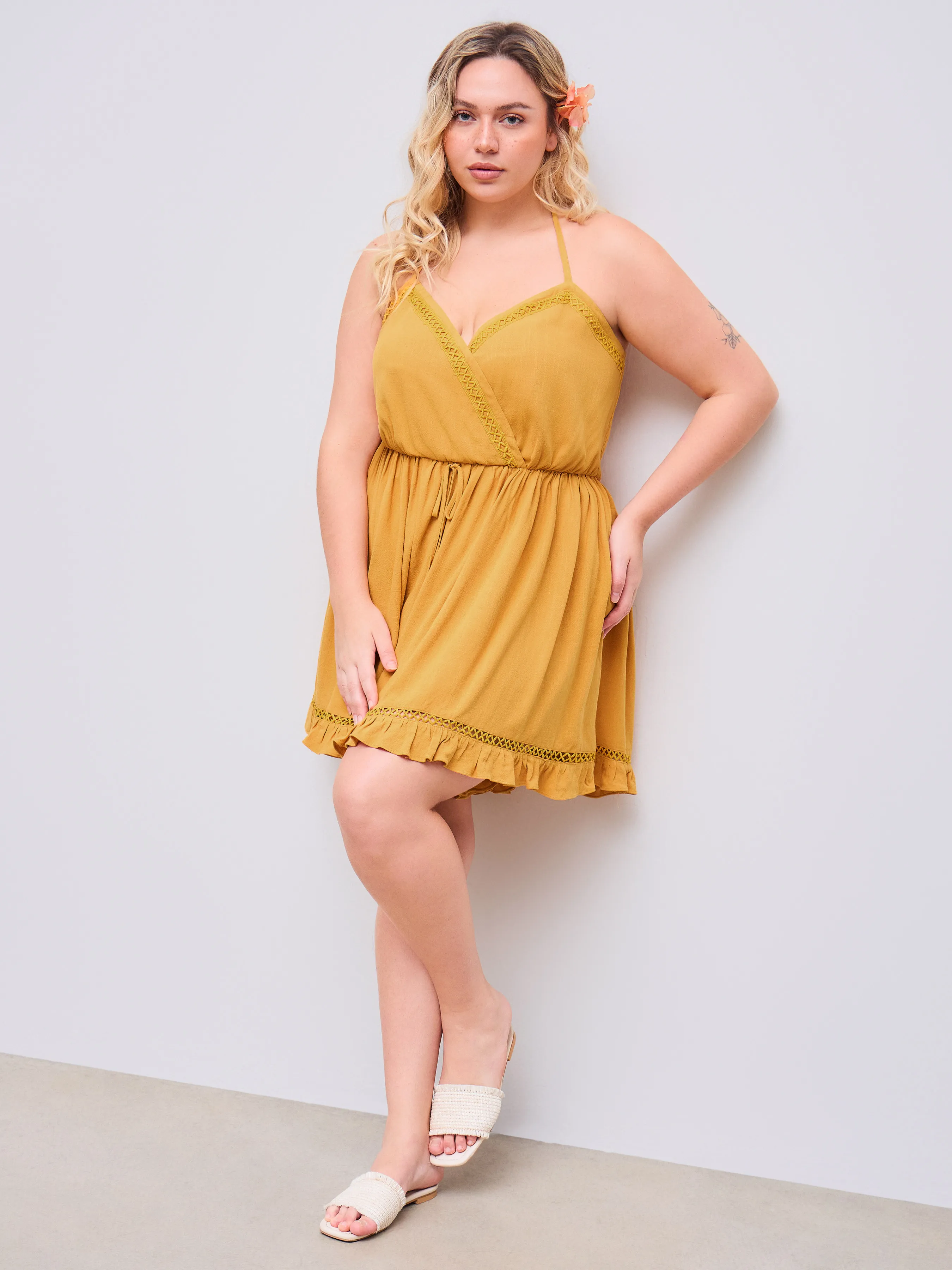 Mono halter sin espalda con cuello en V y envoltura de lino mezcla Curvy