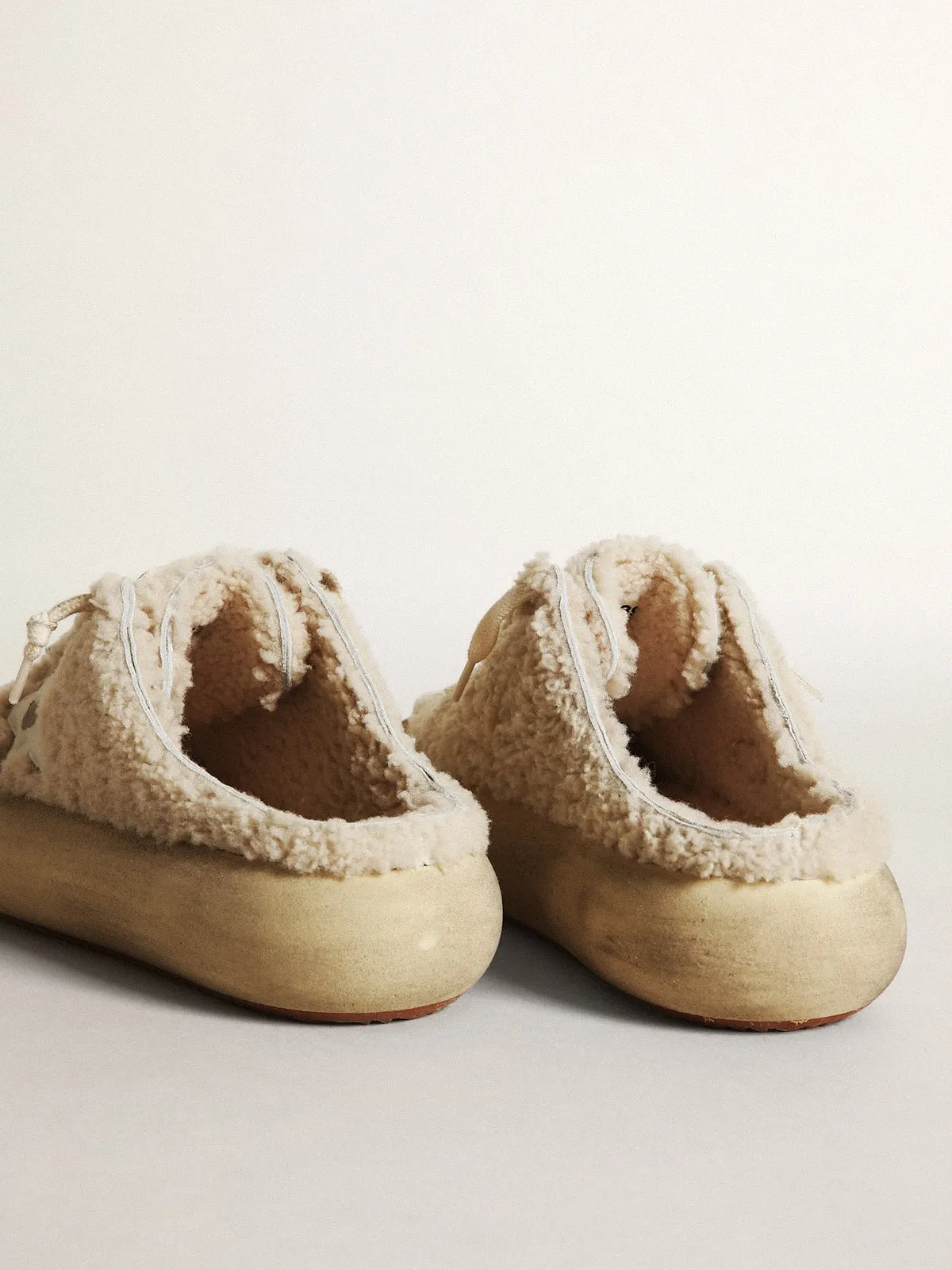 Mules Space-Star para mujer de shearling color beige con estrella de piel blanca