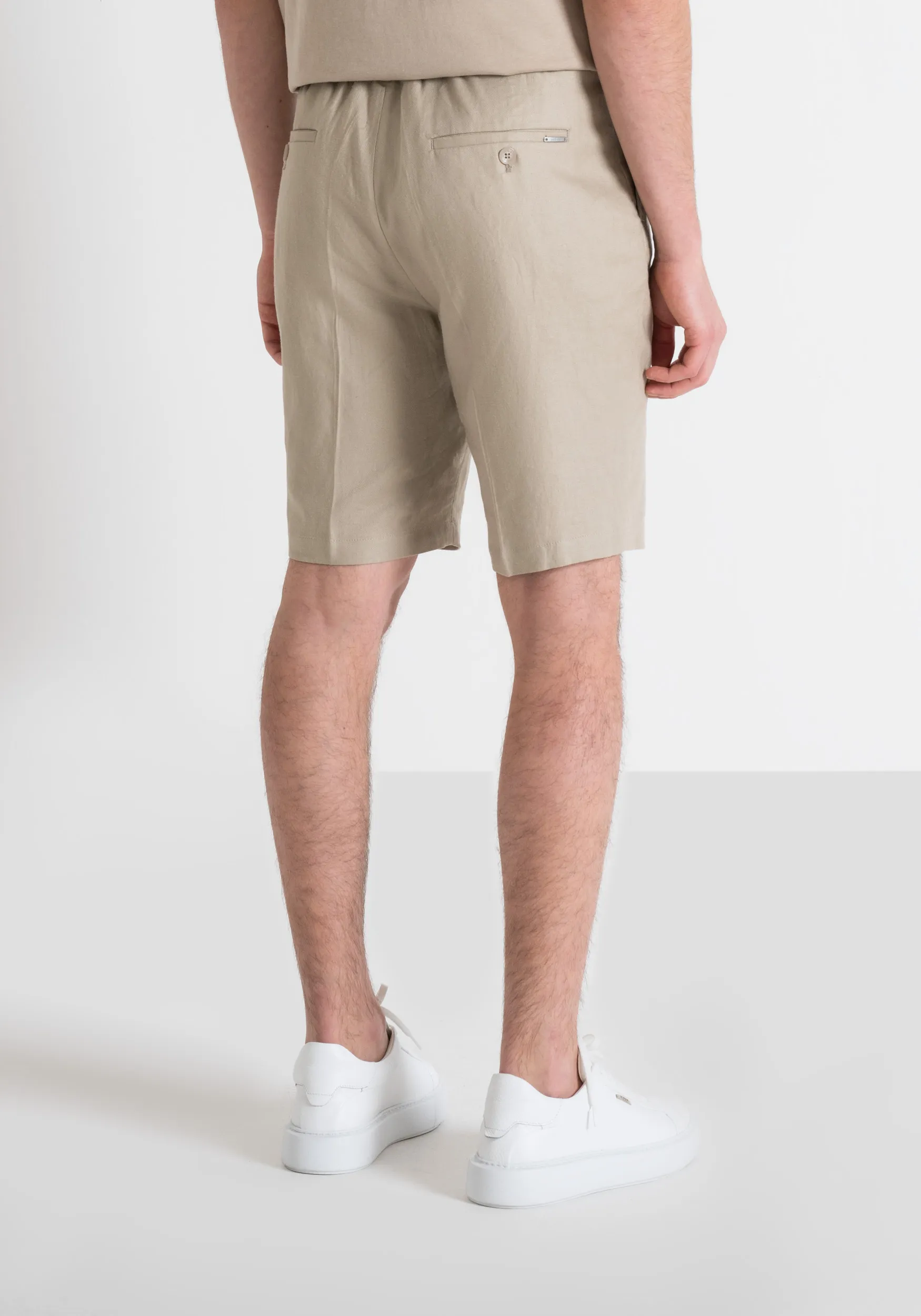 PANTALÓN CORTO «GUSTAF» CARROT FIT EN MEZCLA DE LINO Y VISCOSA