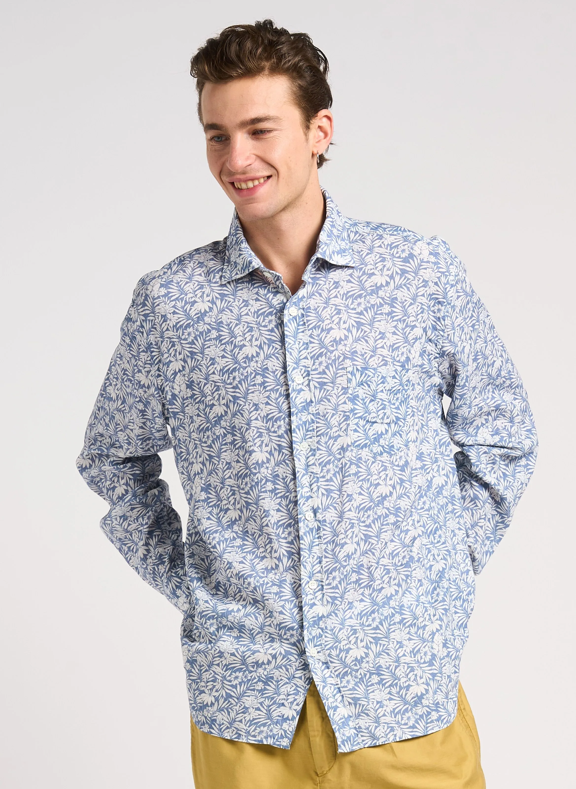 PAUL - Camisa regular fit con estampado vegetal en mezcla de lino. en azul