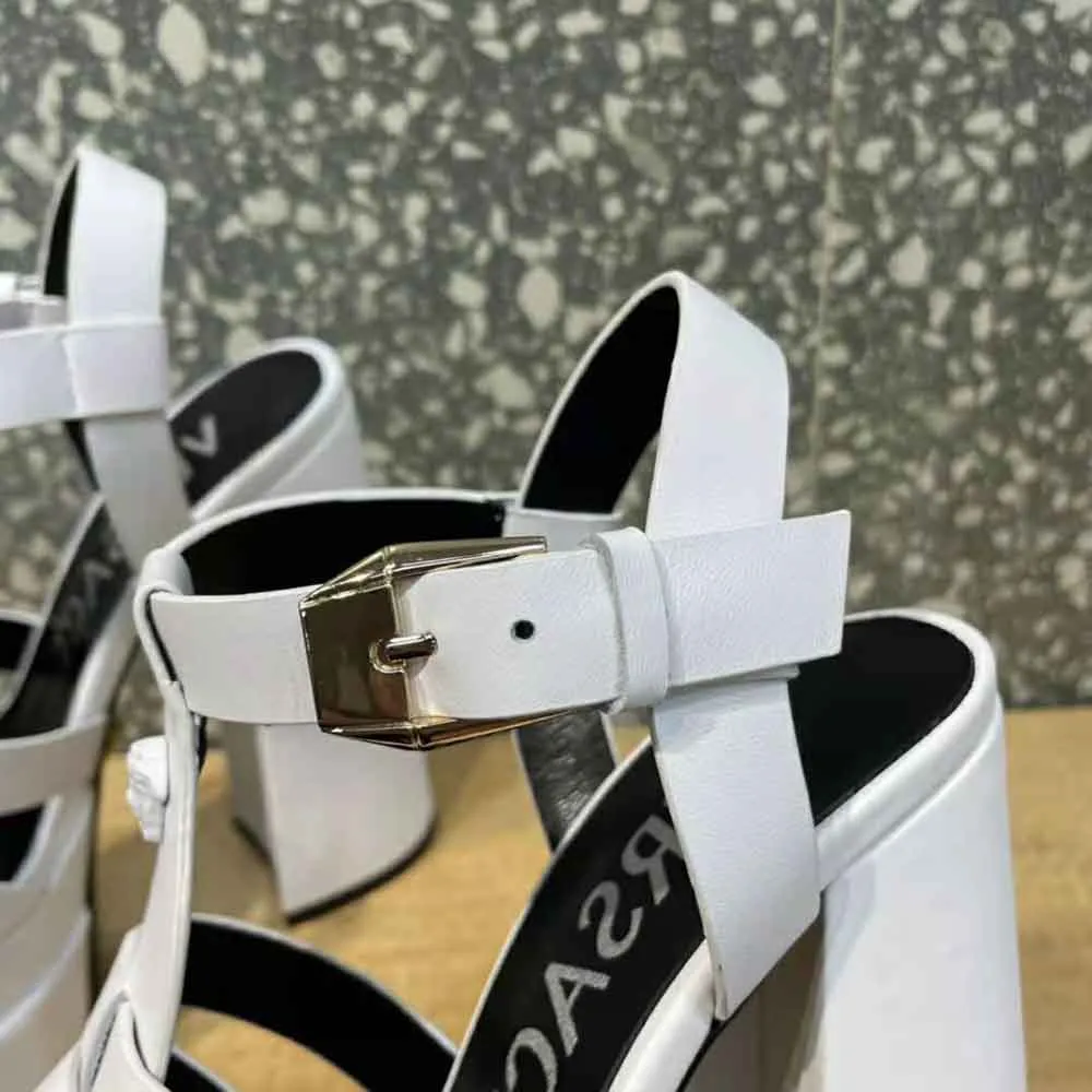 Versace Mujer Sandalias con plataforma La Medusa en piel de becerro-Blanco